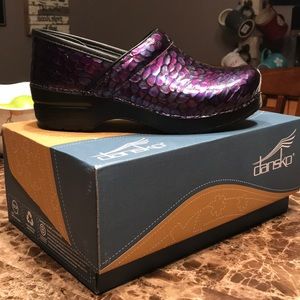 BRAND NEW Danskos